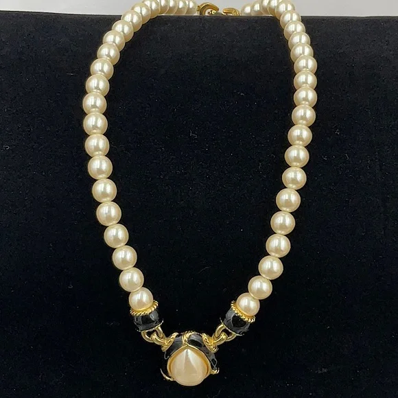 Vtg. Richelieu 16” Elegant White Pearl Necklace With Black & Gold Accent - Picture 5 of 8